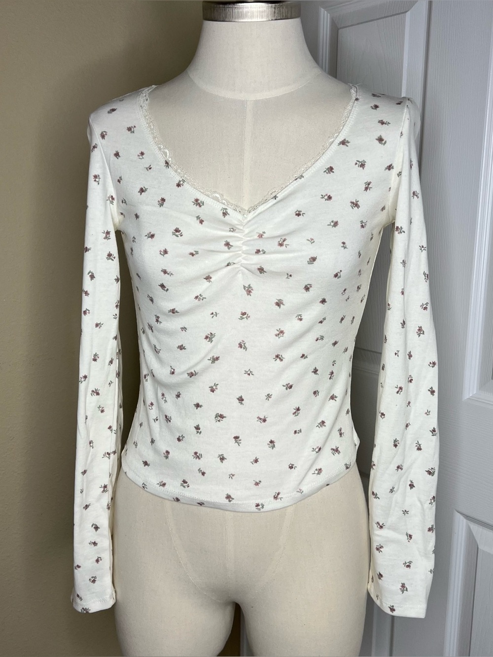HIPPIE ROSE White Floral Lace-Trim Long Sleeve Top